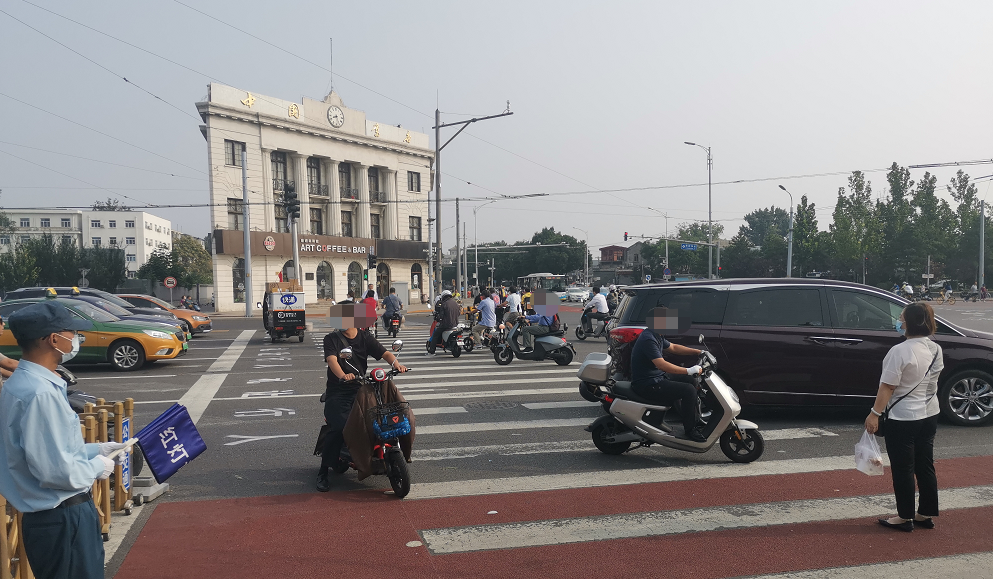 虎坊桥路口,电动自行车是人行横道上的主角.