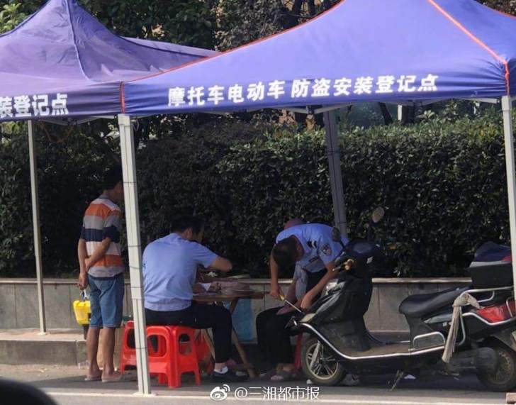 株洲警方回应“警察拦电动车强制装防盗器”：绝不允许