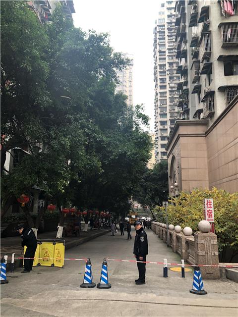 记者探访重庆火灾现场，老旧小区“停车难”如何破解？