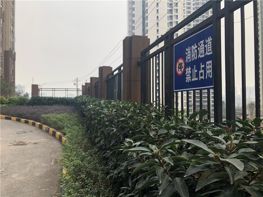 记者探访重庆火灾现场，老旧小区“停车难”如何破解？