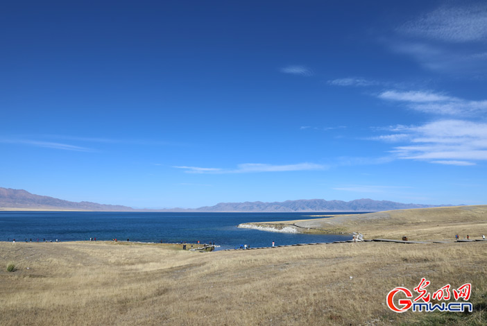 【把祖国的新疆建设得更加美好】在新疆，有一种蓝叫“赛里木湖蓝”