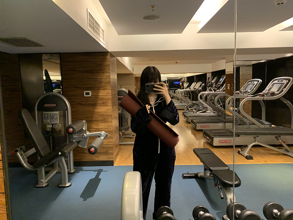 邹雅琦在酒店健身房。