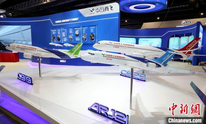 中国国产客机C919和ARJ21首次亮相新加坡航展 新签56架订单
