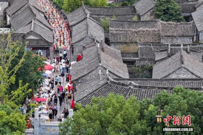 “鸡排哥”“炒粉哥”接连走红，“情绪价值”成假日文旅新密码
