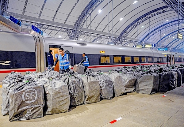 武汉至广州首次试点开行整列高铁运快递