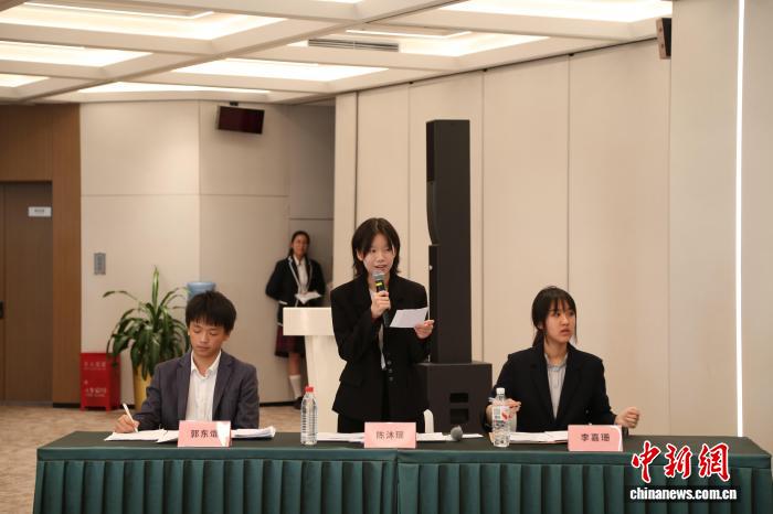 北京高中生与机器人同台“辩论” 赋能语言教育模式革新