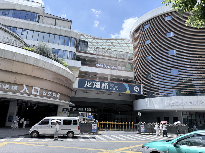 作为TOD复合用地项目，龙翔桥公交站拿出部分土地用于商业改造，同时保留公交功能。李芯妍摄