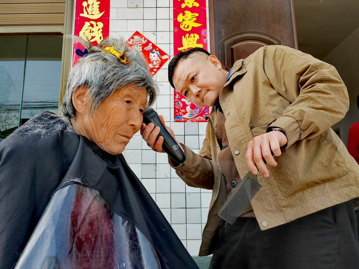“每周一下乡理发”?这个县城“托尼”图啥