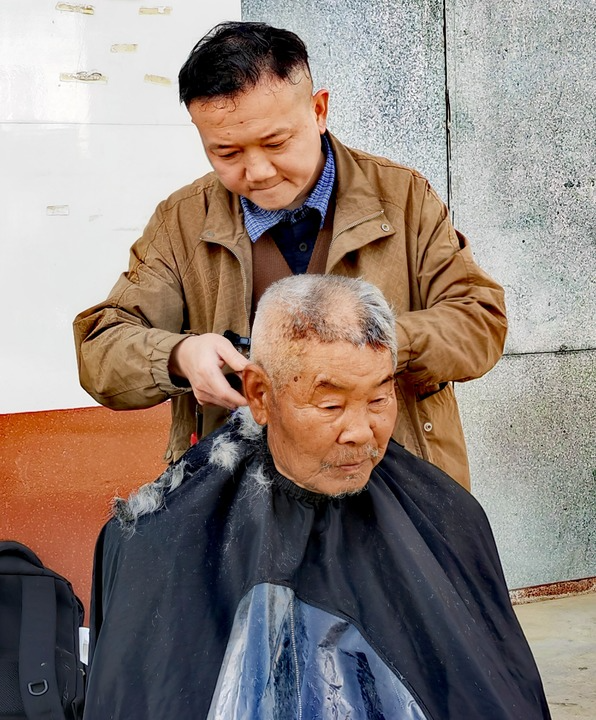 “每周一下乡理发”?这个县城“托尼”图啥